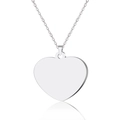 Collana con ciondolo a cuore minimalista in acciaio inossidabile lucido su sfondo bianco - Collana bianca / Color Acciaio