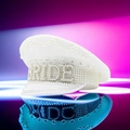 Cappello da sposa bianco con paillettes, perle e strass su sfondo neon - Regolabile (circa 58 cm) / Bianco Con Catena di Perle