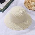 Cappello da sole in paglia intrecciata bianco crema da donna su sfondo lifestyle decorato - Cappello con Bordo Rotondo / 50-52CM / Bianco
