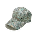 Detalle de gorra de béisbol en brocado dorado con patrones de nubes tradicionales - Verde