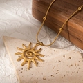 Détail d'un pendentif soleil doré vintage avec texture spirale sur chaîne serpent - Pendentif Soleil 5