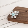 Clou d'oreille flocon de neige argenté avec pierre bleu clair sur fond de bois - Style Flocon de Neige Zircon Bleu Argenté (DZ014-4#)