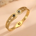 Detail van 18k vergulde titanium armband met zwart klavertje en zirkonia stenen - Goud Zwarte Schelp Klaver Diamant Stijl (H118)