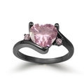 Detalle del anillo de oro negro con circonita rosa en forma de corazón y piedras - US 5 / Oro Negro Piedra Rosa