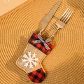 Détail de la chaussette de Noël à carreaux pour couverts avec broderie flocon de neige - Chaussette de Noël