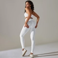 Nahaufnahme des nahtlosen weißen gerippten Yoga-Sets mit Sport-Bra und High-Waist-Leggings - Milchweiß