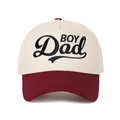 Detail der BOY Dad Stickerei auf der beige-burgunderroten 5-Panel-Baseballkappe für Herren - Verstellbar / Creme/Weinrot