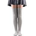 Hellgraue Overknee Strickstulpen mit Zopfmuster getragen zu einem Faltenrock - 85cm / Hellgrau