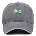 Dettaglio ricamo a margherita bianca su cappellino da baseball in tela di cotone grigio scuro - Grigio