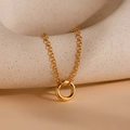 Collana a catena dorata con ciondolo a molla rotondo su espositore beige elegante - Collana - Anello Aperto (Oro)