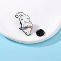 Pin de esmalte de gato blanco con cuchillo y cierre de goma negro sobre fondo azul - Gato con cuchillo en la boca