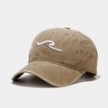 Détail d'une broderie 3D vague blanche sur une casquette en coton délavé de couleur kaki - Réglable / Kaki