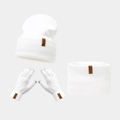Detalle del conjunto de invierno de punto blanco con gorro, bufanda y guantes táctiles - Blanco