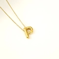 Collier en acier titane plaqué or 18k avec un pendentif bulle lettre P gonflée - Lettre P(S-P062-P)