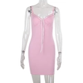 Dettaglio dell'abito mini rosa con scollo a V in pizzo e fiocco decorativo sul davanti - S / Rosa