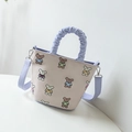 Süße Canvas-Eimertasche mit Bärenmuster, fliederfarbenen Rüschengriffen und Gurt - Keks-Bär