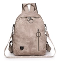 Zaino vintage talpa con tracolla a motivi e logo metallico su sfondo bianco - Cachi