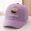 Detalle de gorra infantil morada con bordado de un perrito tierno y texto wonderful - Morado
