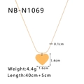 Detailansicht der goldenen Herzanhänger-Halskette mit Maßen 1.4cm x 1.6cm auf weißem Grund - 3D Herz Gold Stil (NB-N1069)