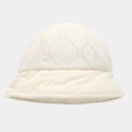 Vista detallada de la textura acolchada ondulada del gorro tipo pescador crema mujer - Estilo Acolchado de Ondas / Blanco