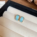 Dettaglio di orecchini vintage smaltati blu cielo in un portagioie di velluto beige - 4# Orecchini Rettangolari Blu Lago con Bordo Dorato