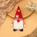 Detail von Weihnachts-Zwerg Besteckhalter in Rot und Weiß auf Holzuntergrund - Schneeflocke Stil