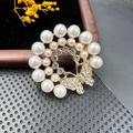 Broche couronne en perles dorées avec papillon en cristal sur support velours - BZ058 Couronne Papillon Perle