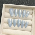Hellblaue Aurora-Press-on-Nägel im Mandel-Stil mit 10 Stück auf einem Samttablett - Extra Klein (XS) / Aurora Hellblau (1794 Mandelform)