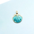 Makroaufnahme eines vergoldeten Muschel-Anhängers mit seeblauem Emaille für DIY-Schmuck - See Blau