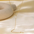 Collana a Y minimalista in acciaio inossidabile dorato con perle bianche su sfondo di seta - Nappina di Perle / Oro