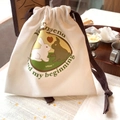 Sac à cordon en toile blanche avec motif de lapin mignon et cordes brunes sur nappe dentelle - Argent antique