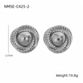 Dettaglio orecchini a cerchio in argento testurizzato da 23mm con peso e misure indicate - Consistenza a spirale / Argento (NMSE-C425-2)