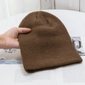 Klassische dunkelbraune Strickmütze im minimalistischen warmen Stil mit dicker Rippstruktur - Hohe Elastizität / Kaffeebraun