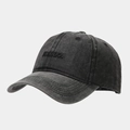 Détail de la broderie HELLO sur le tissu gris délavé d'une casquette de baseball vintage - Réglable / Noir