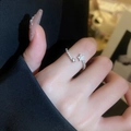 Detail van zilveren ster en sneeuwvlok verstelbare ring met zirkoon op de vinger - 32# Ring-Zilver-Ster