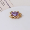 Dettaglio macro di una chiusura per gioielli dorata con pietra viola e micro-pave di cristalli - 08#13*21mm--Ovale Viola Chiusura a Doppia Fila