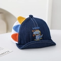 Detail der Baby-Denim-Netzkappe mit Dinosaurier-Stickerei und bunten Seitenflossen - 48cm (6-20 Monate) / Dunkelblau
