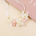 Détail d'une coiffe florale avec pétales blancs, fleurs roses et perles sur fil doré - Bracelet de Fleurs Roses