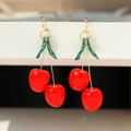 Orecchini a ciliegia carini in rosso vibrante con ganci dorati per le donne - Rosso