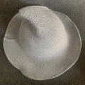 Dettaglio del cappello da strega in maglia azzurro che mostra la trama e la forma a punta - Lana Ispessita / Grigio chiaro