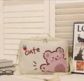 Bolso de viaje blanco crema con estampado de oso fresa y correa ajustable - Oso Fresa Beis Mejorado