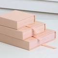Rosa PE-Film Schwebebox für Schmuck in drei Größen mit elegantem Seidenbandgriff - 7*7*2cm / Korallenrosa