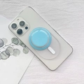 Gros plan d'un support MagSafe bleu circulaire fixé sur un smartphone blanc élégant - Support Magnétique à Base Mate / Bleu Ciel