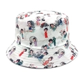 Gros plan détaillé des motifs cartoon sur un chapeau bob blanc pour la protection solaire - M (56-58cm) / Blanc