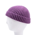 Détail macro de la texture tricotée côtelée violette sur ce bonnet miki mixte élégant - Taille unique / Violet