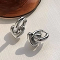 Orecchini a cuore in argento lucido in acciaio inossidabile su sfondo bianco a trama - Argento/Colore Acciaio