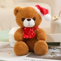 Ours en peluche de Noël marron avec écharpe rouge et bonnet dans un décor chaleureux - Style A Écharpe Flocon de Neige / Brun Foncé
