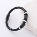 Bracciale da uomo in pelle nera intrecciata con perline in acciaio inox su fondo di pietra - Nero