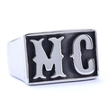 Anello sigillo da uomo in acciaio inox con logo MC, finitura argento lucido e base nera - US 7 / Color Acciaio