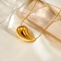 Dettaglio della collana con pendente a goccia d'oro lucido su elegante sfondo di seta e pietra - Collana a Goccia d'Acqua Orizzontale (F201) / Oro